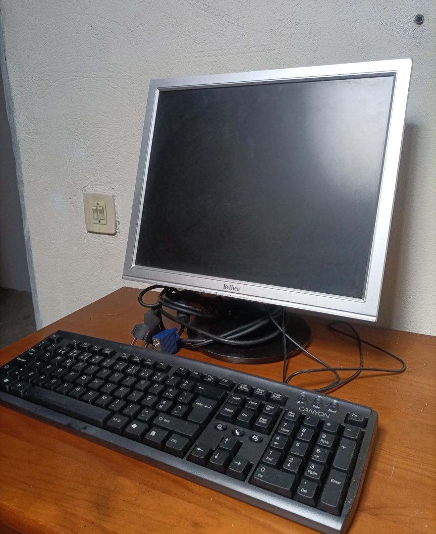 Monitor em bom estado, a funcionar em perfeitas condições + teclado