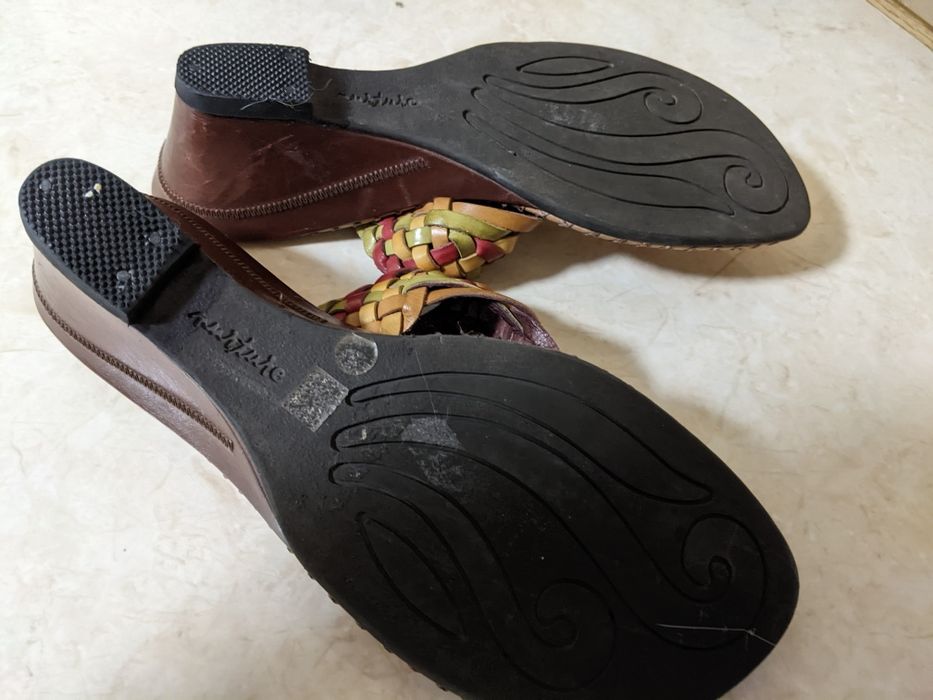 Віддам безкоштовно туфлі на підборах каблуках шльопки