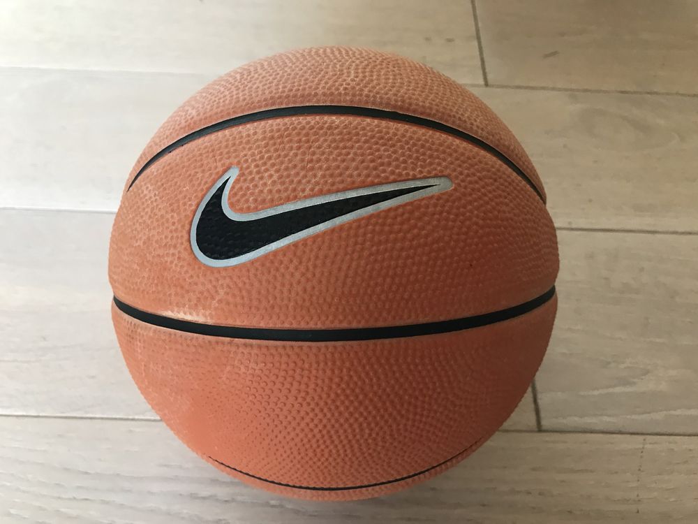 Mała piłka do koszykówki Nike Swoosh Mini dla dziecka rozmiar 3 18 cm