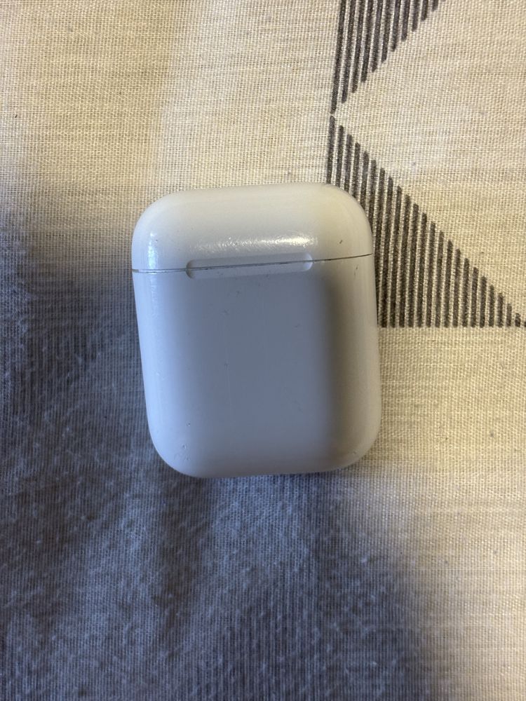 AirPods em bom estado com capa de proteção
