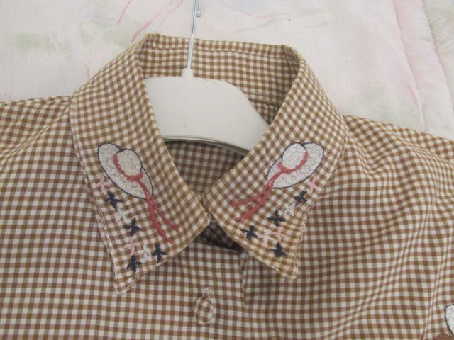 Camisa para pré mamã bordada e com os botões forrados