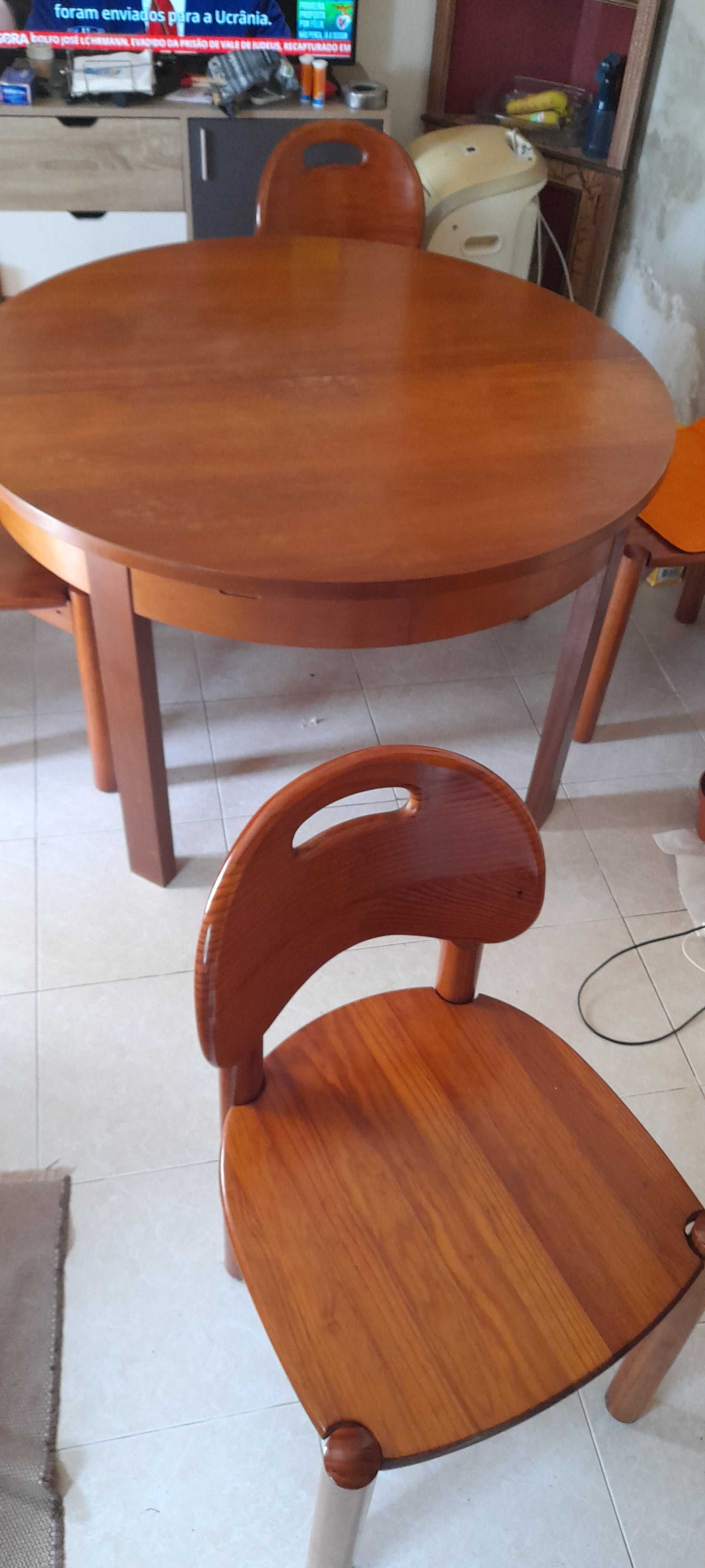 mesa de jantar com 6 cadeiras em madeira