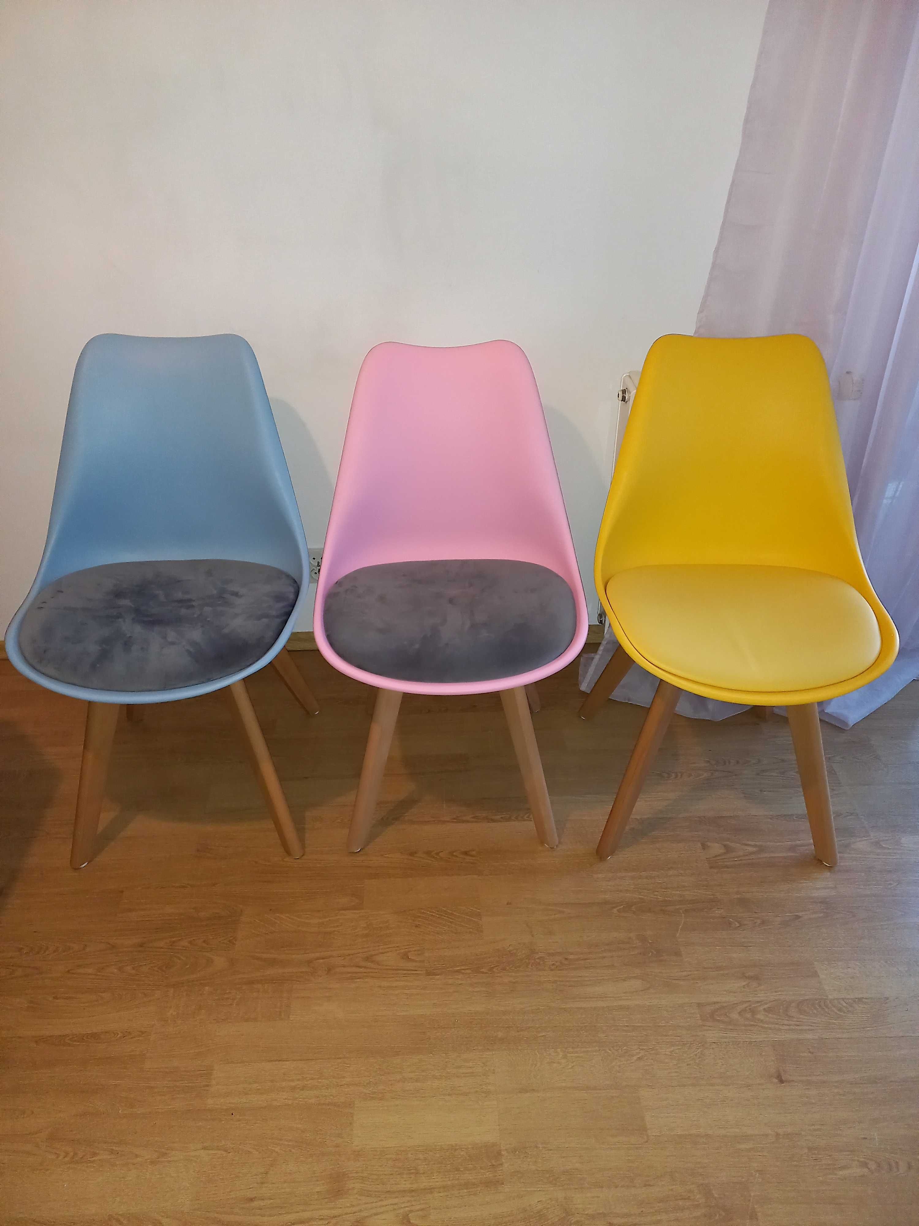 Sprzedam kolorowe krzesła 3 sztuki