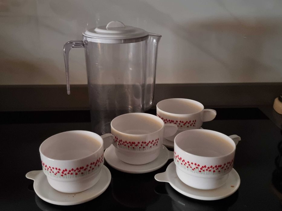 Conjunto Jarro com 4 chávenas e pires em plástico