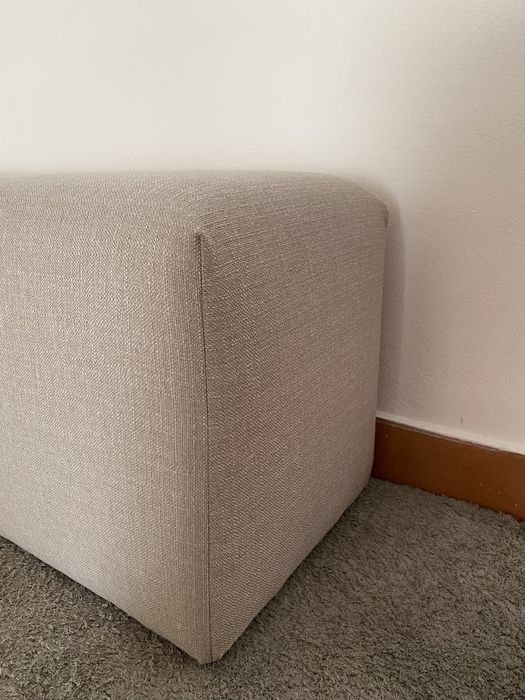 Banqueta estofada em tom acinzentado nova