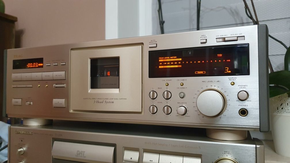 Teac  cassette deck v7000