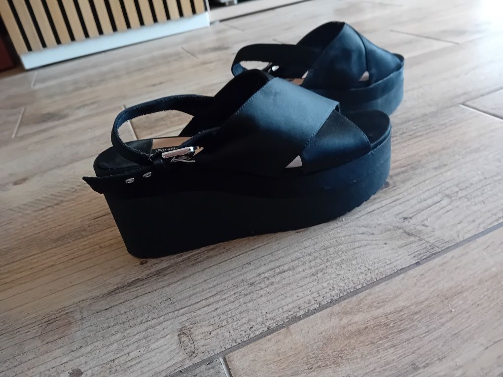 Stradivarius sandaly na koturnie