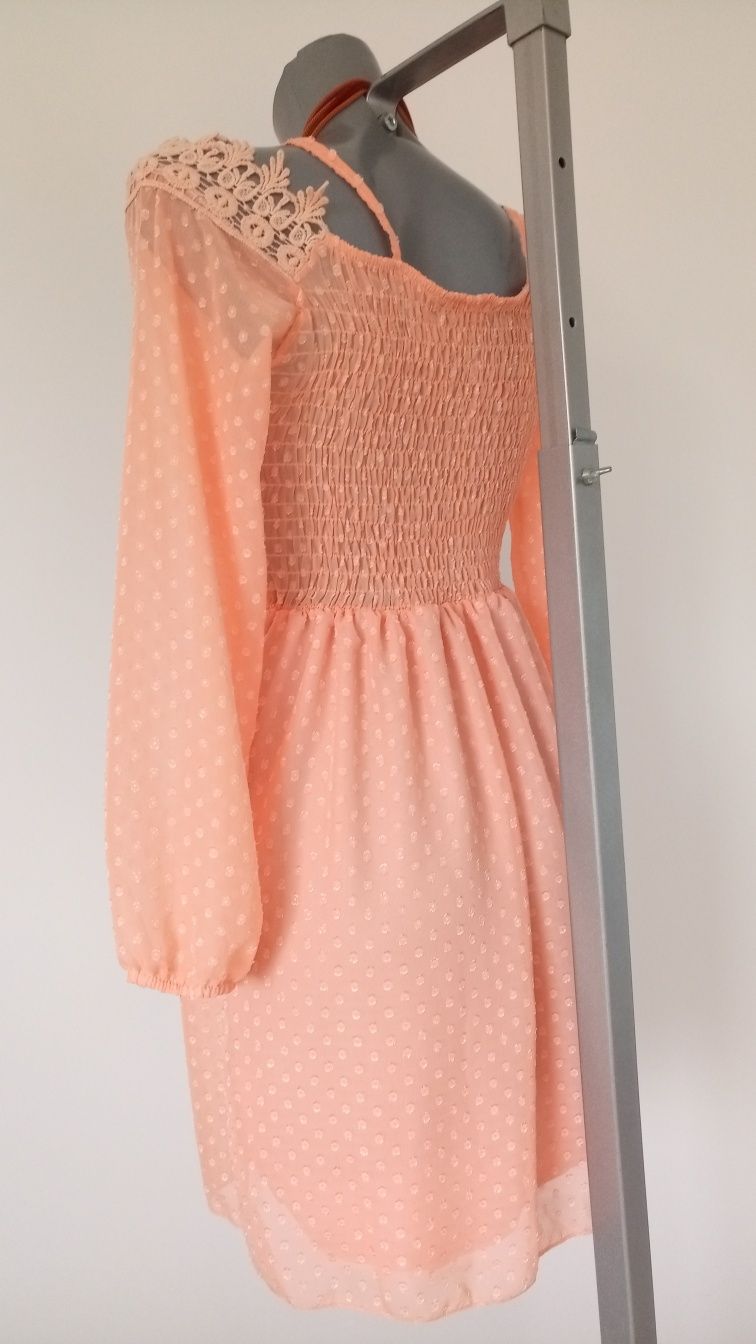 Nowa, pomarańczowa sukienka w rozmiarze M. Gipiura, długi rękaw.