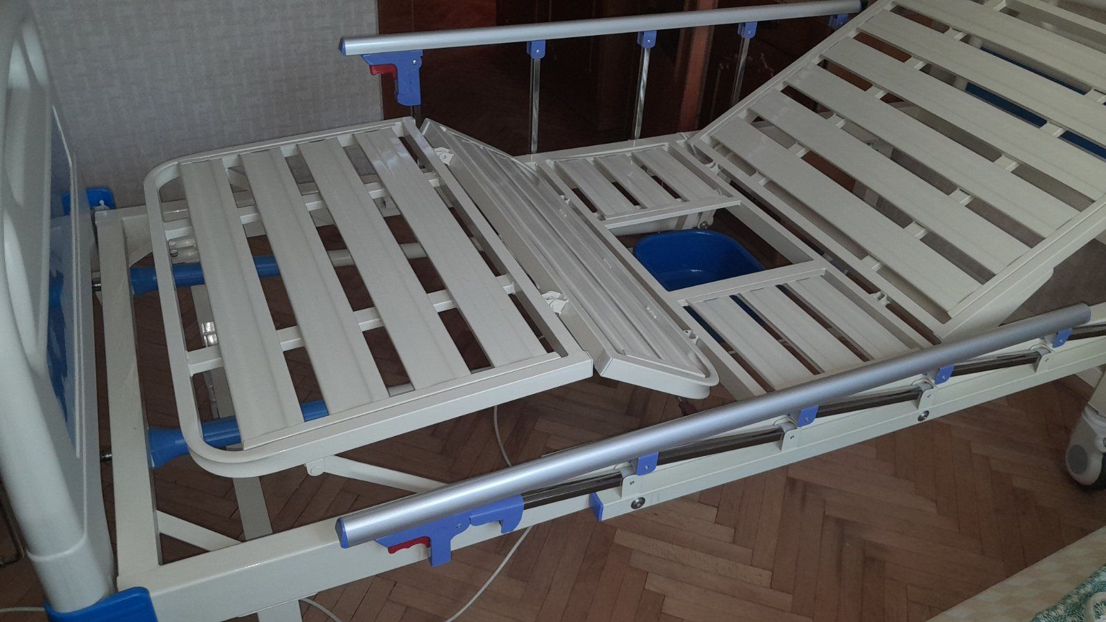 Медичне ліжко 4 секційне з туалетом