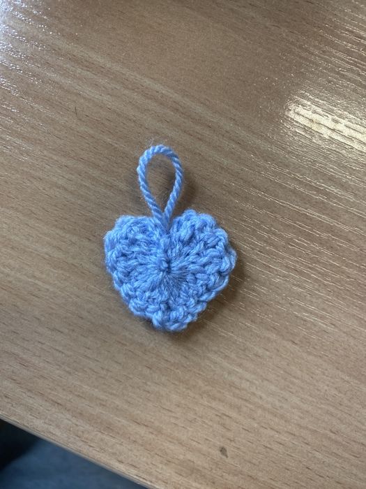 kwiatek breloczek z szydelek
