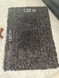 Carpete preta com detalhes em cinzento