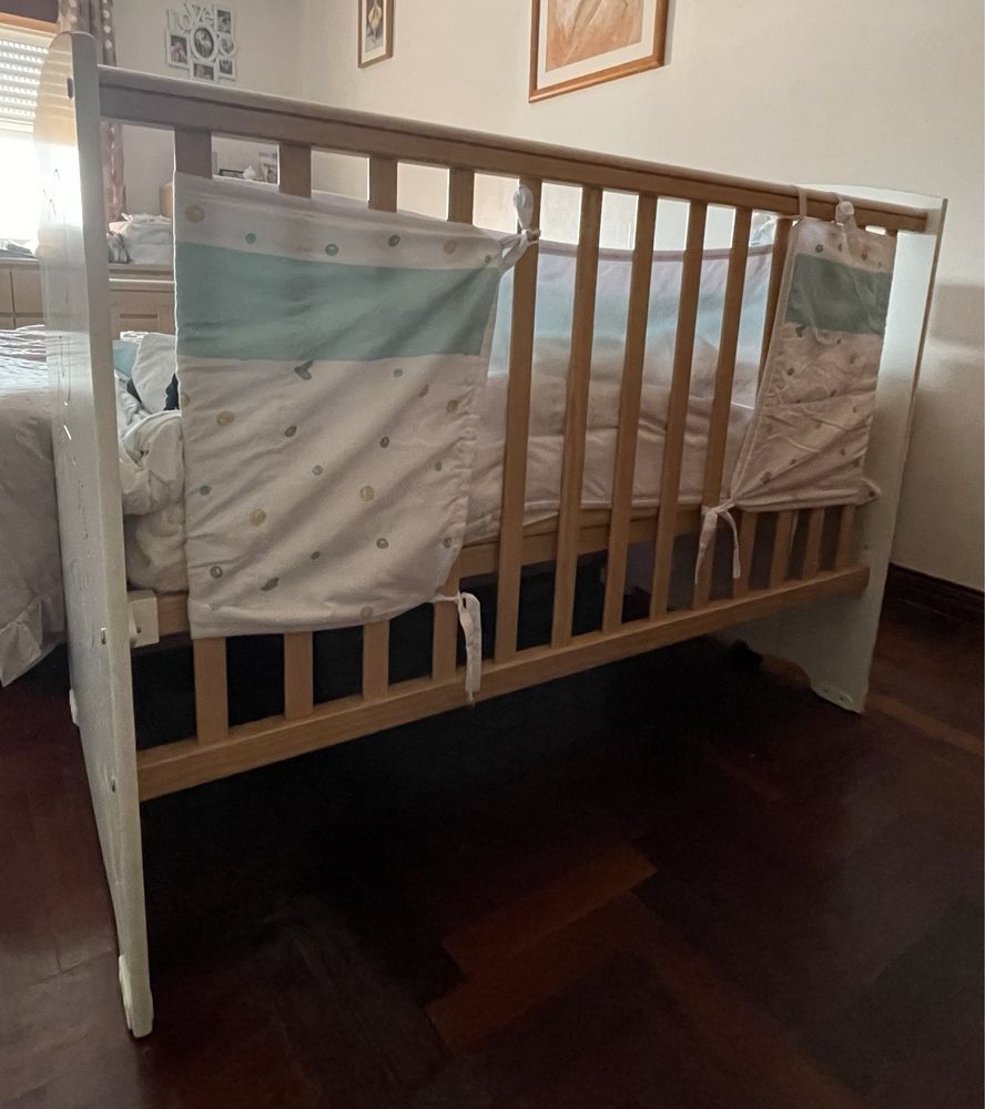 Cama de bebé com colchão