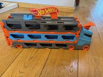 Transporter wyscigowy Hot Wheels 2 w 1