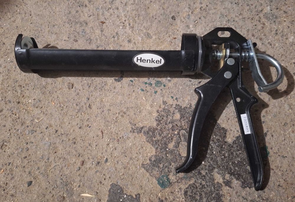 Pistolet wyciskacz do tub sylikonu