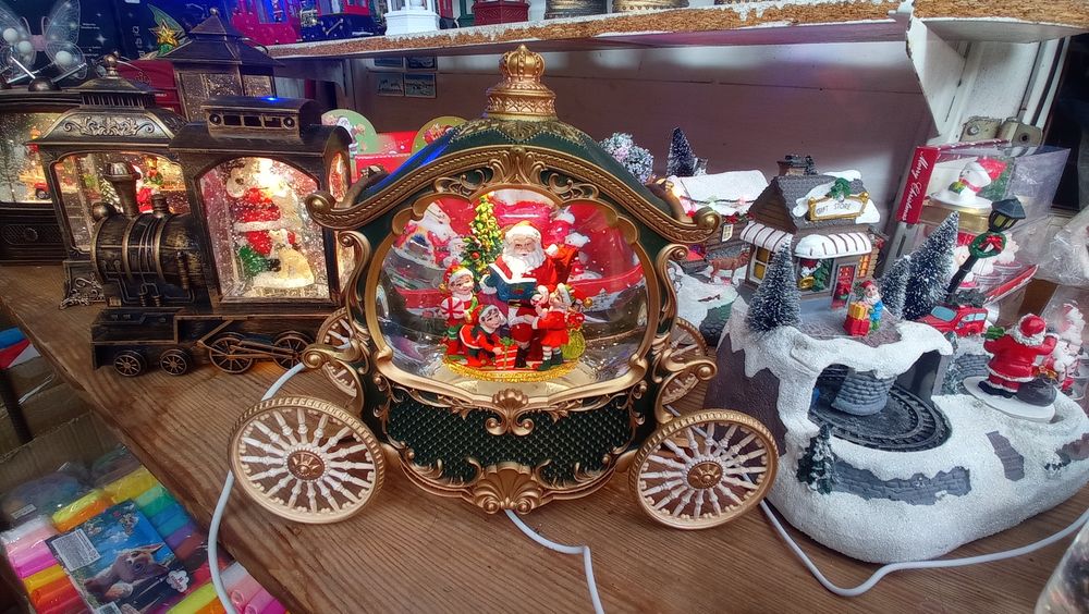 Новорічний ліхтар музична снігова куля Санта в кареті 26х23х11 см