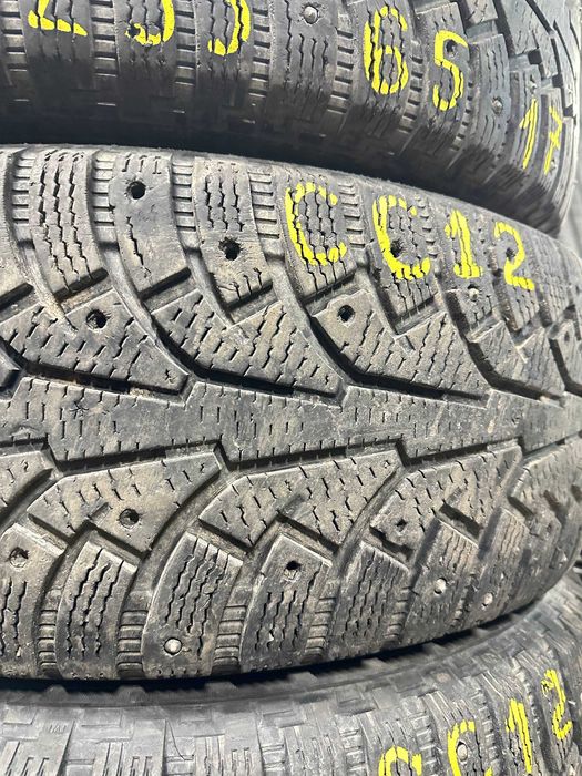 Б/у 235/65 R17 Nokian Hakkapeliitta 5  6 мм  CC12-07