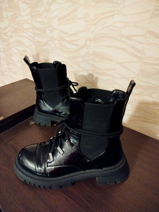 Лаковані черевички в чудовому стані