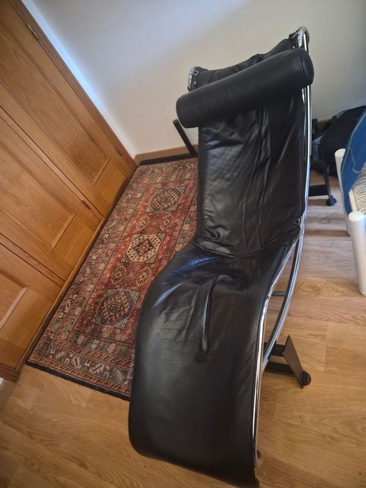 Chaise Long Le Corbusier em pele preta
