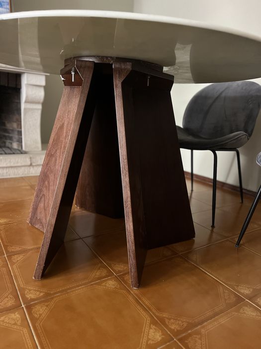 Mesa com duas cadeiras