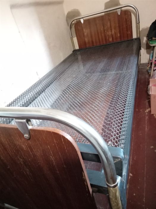 Продам кровать полуторную никел. С кругл ими углами без матраса 1000