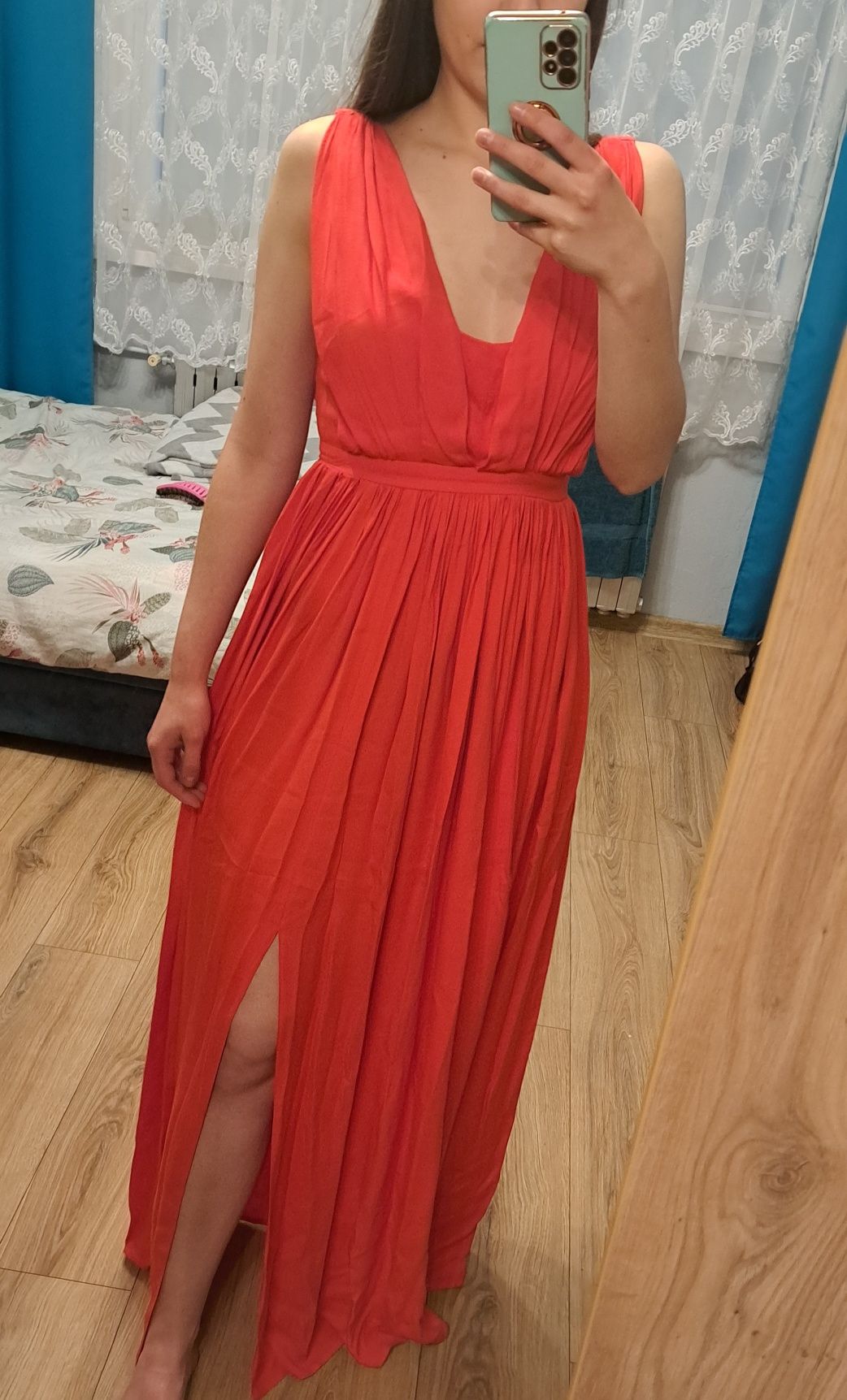 Czerwona sukienka maxi z rozcięciem