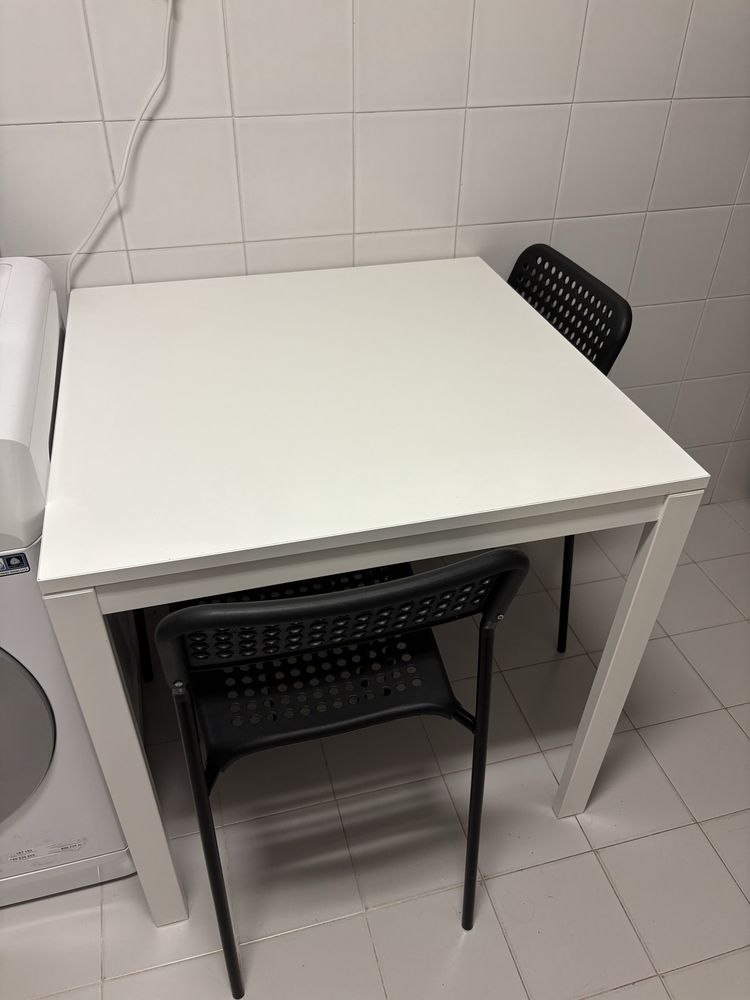 Mesa Ikea de cozinha (com 2 cadeiras)