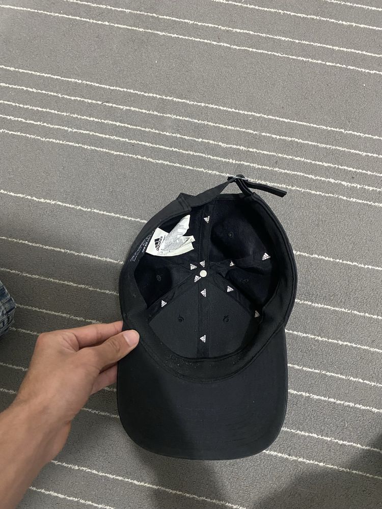 Chapeu adidas em bom estado