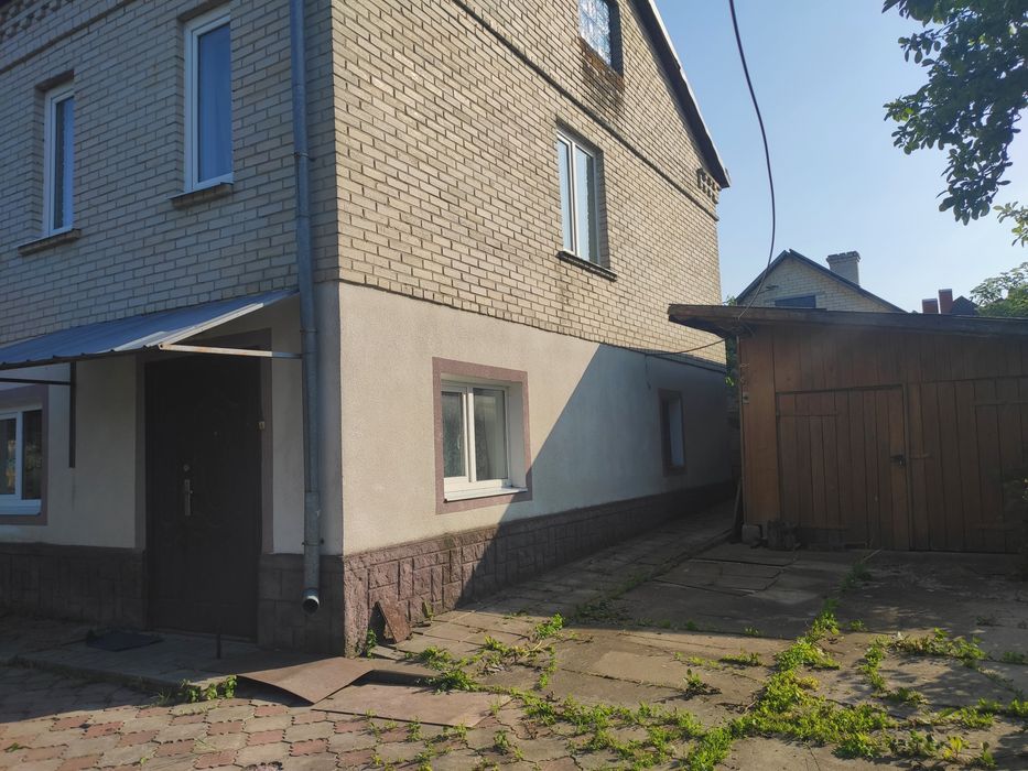 Будинок двоповерховий цегляний.