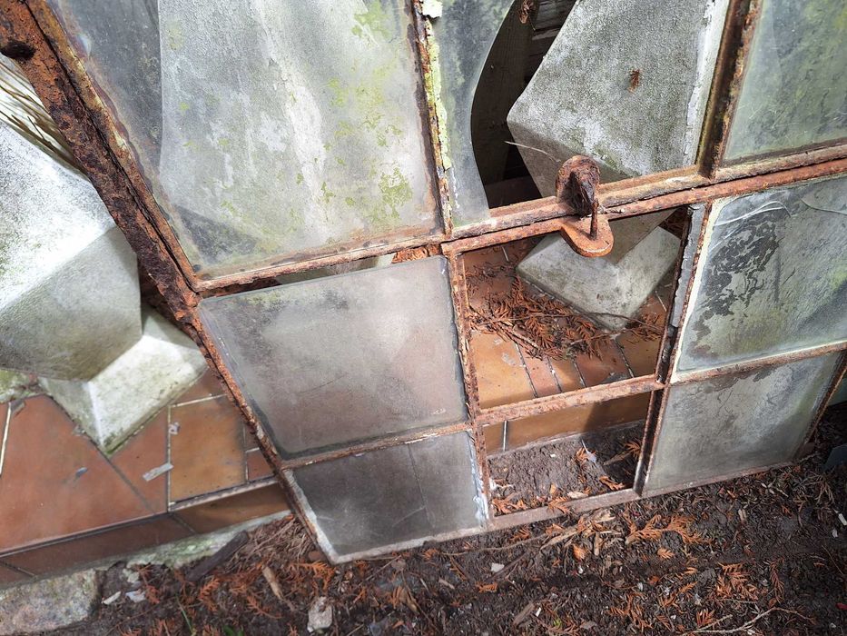 stare okno żeliwne góra uchylna