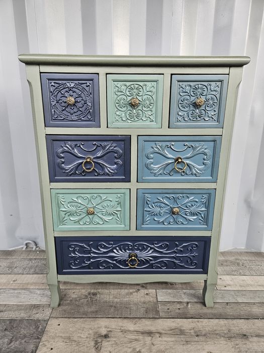 Designerska szara przecierana komoda ze zdobieniami