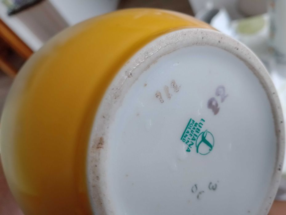 Wazony ceramiczne i wazony z kryształu oraz popielniczka