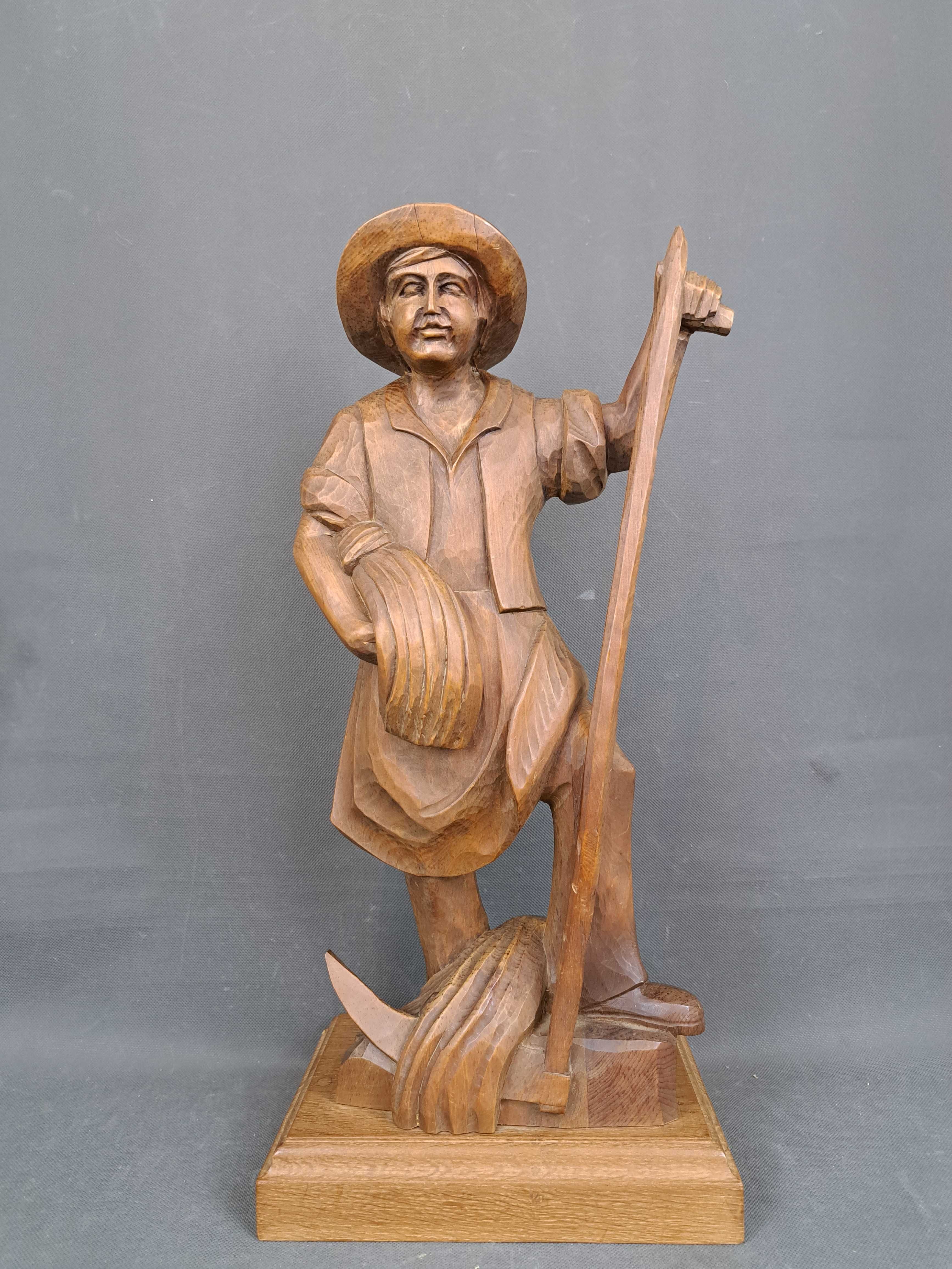 Mężczyzna z sierpem, rzeźba drewniana, wys. 53 cm