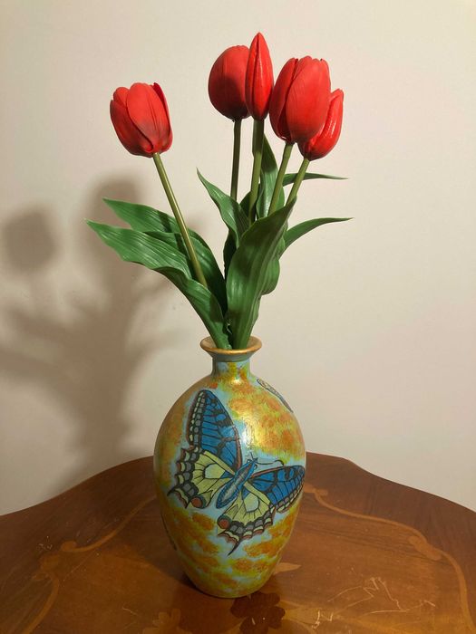 Szklany wazon ręcznie malowany z motylem – dekoracyjny, 20 cm