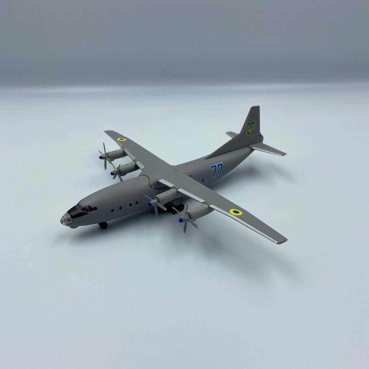 Модель самолёта Ан-12 Ukraine Air Force масштаб 1:200 (17 см)