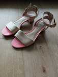 Pastelowe jasnobeżowe sandalki zapinane za kostkę Clarks 37