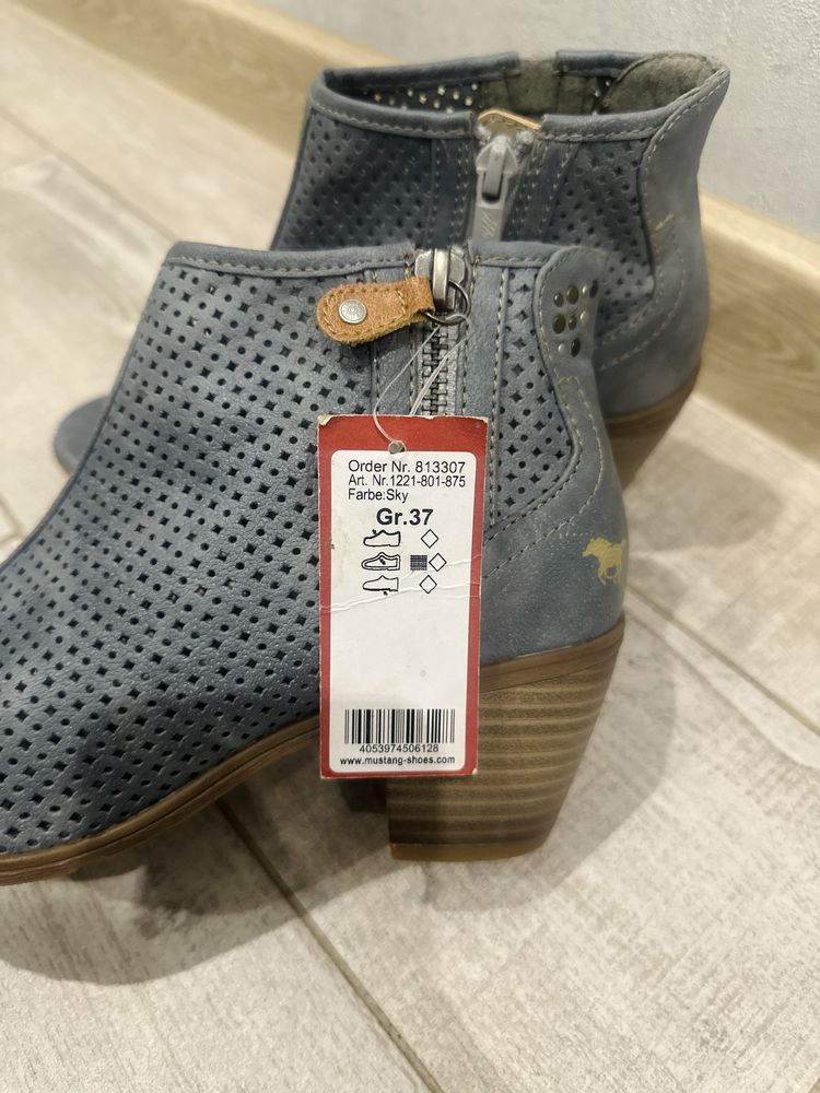 Казаки від Mustang shoes в стильному кольорі