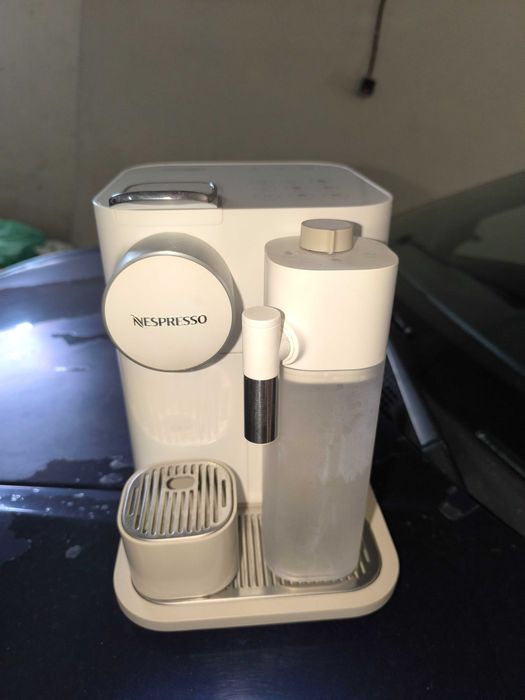 Máquina de café Nespresso grand latissima branca