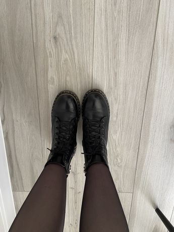 Чорні шкіряні черевики на шнурівках