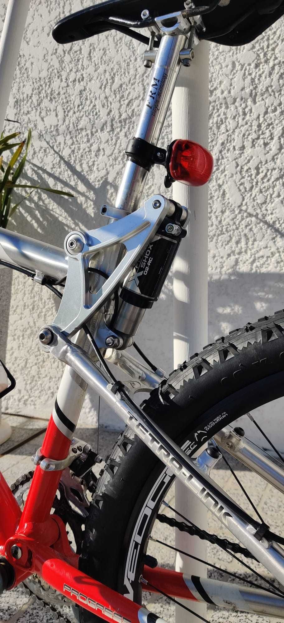 Bicicleta btt suspensão total R26