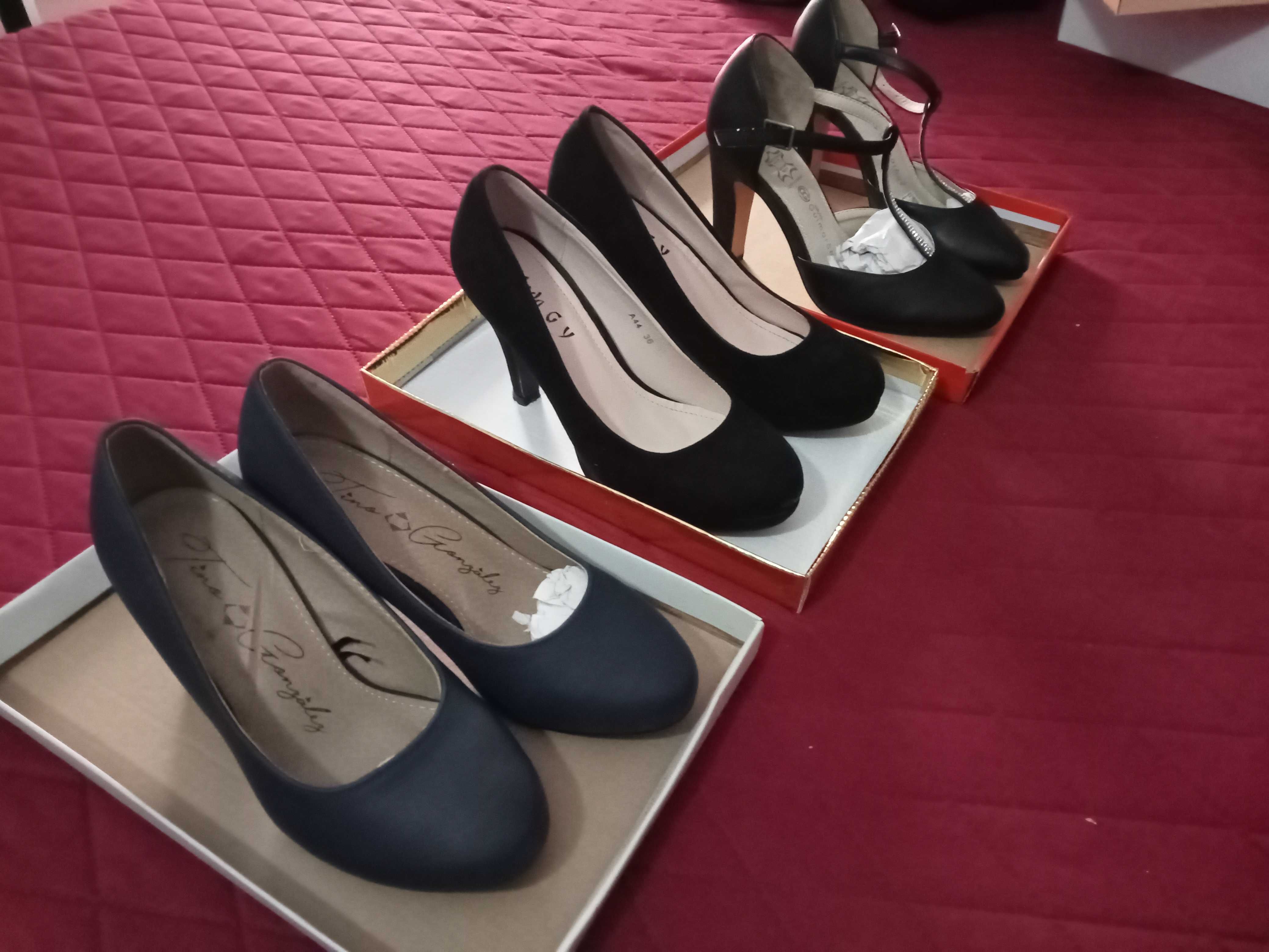 3 pares de sapatos de mulher