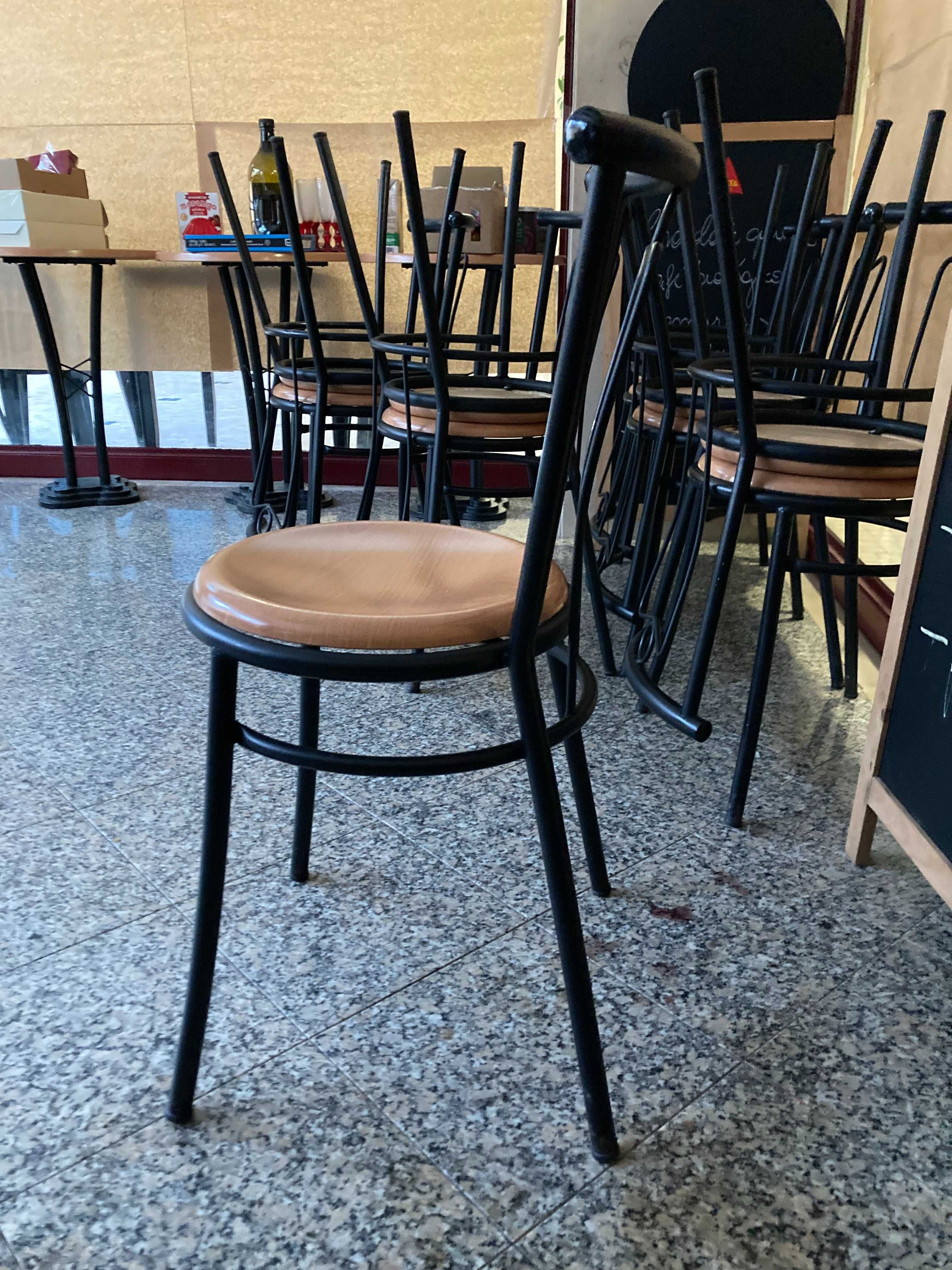 Balcão, mesas e cadeiras