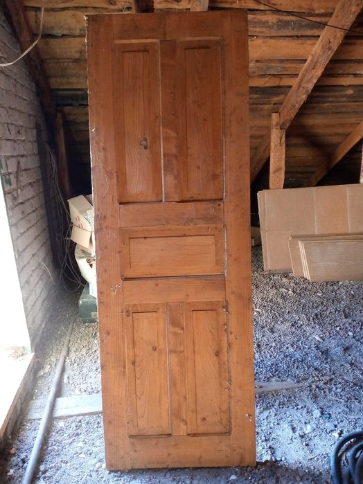 Дверной блок из сосны.