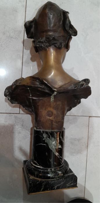 Popiersie kobiety z brązu