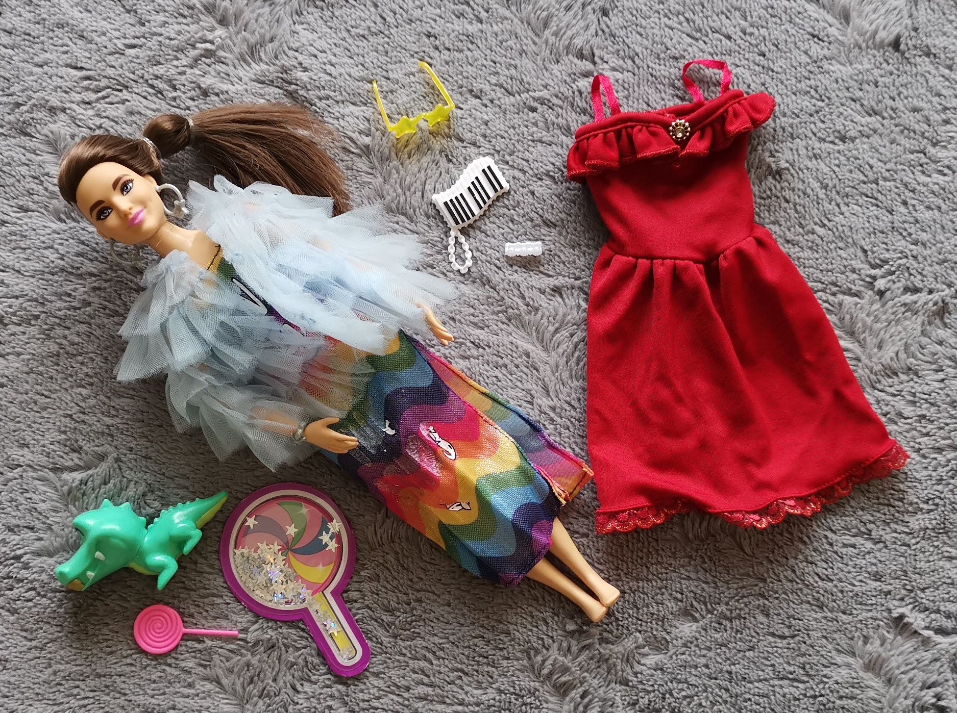Barbie ekstra doll w niebieskiej marszczonej kurtce