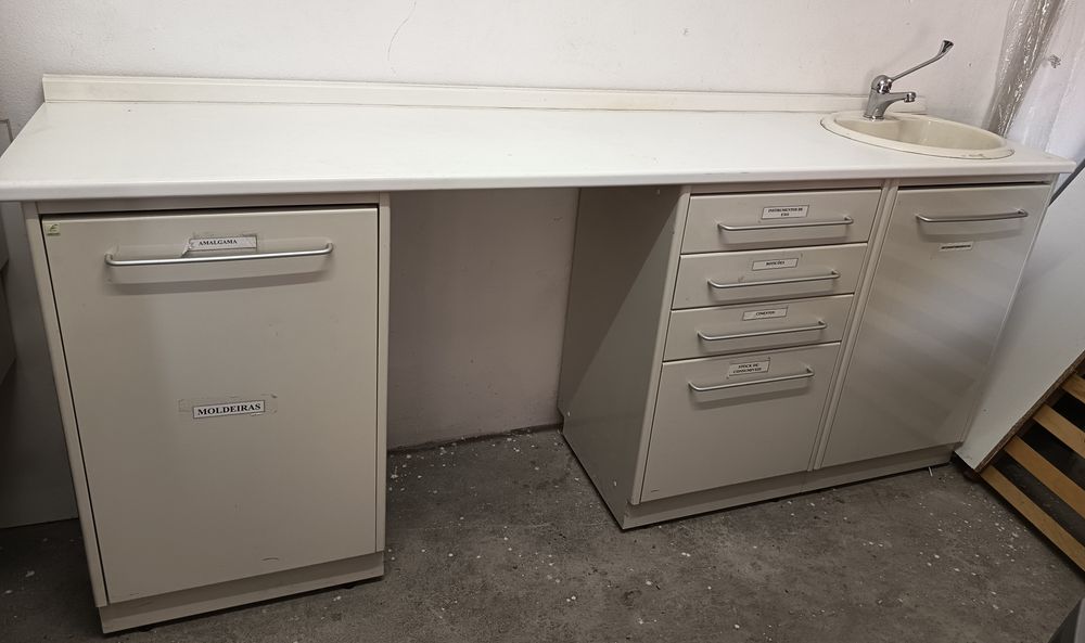 Móvel Bancada em metal com lavatório