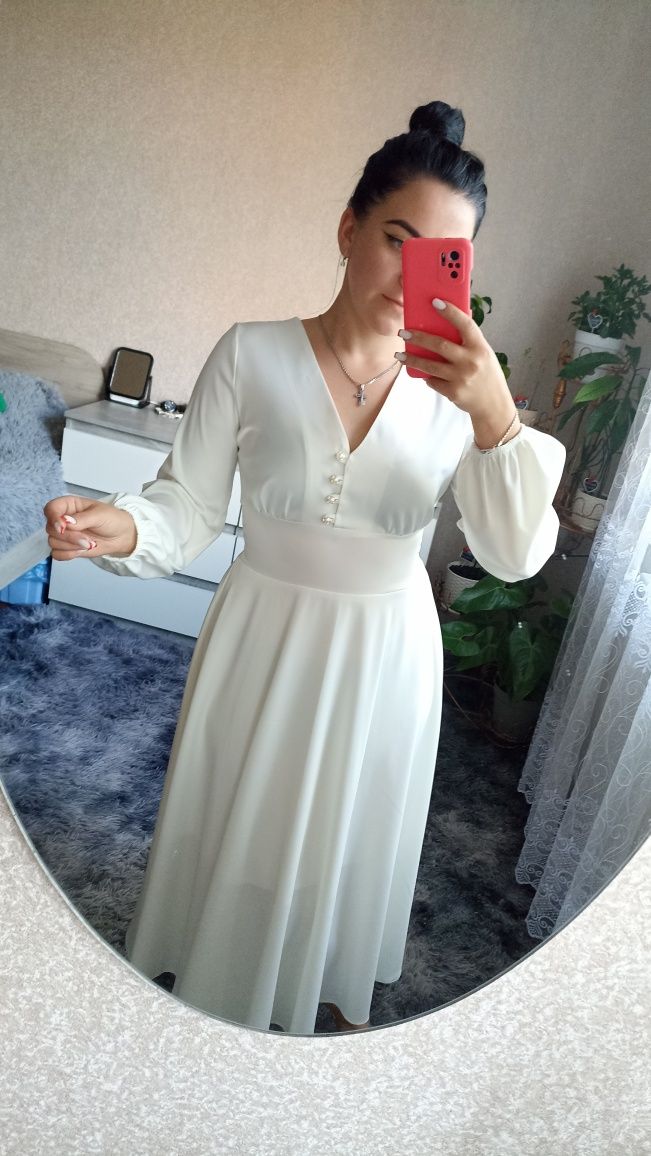 Біла сукня з королівського атласу