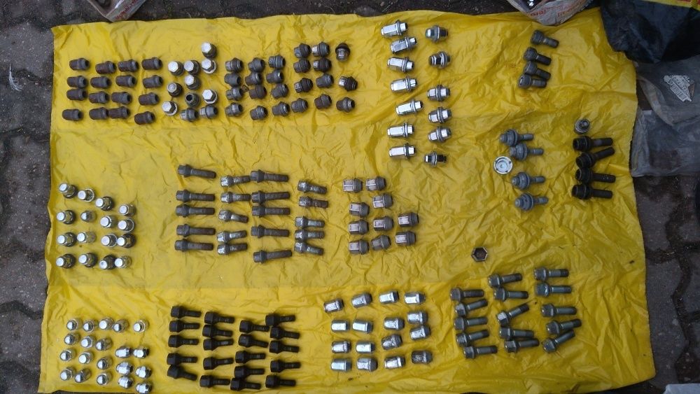 Śruby , Nakrętki do felg Honda, Chrysler, Toyota, Ford, Audi, Vw itd.