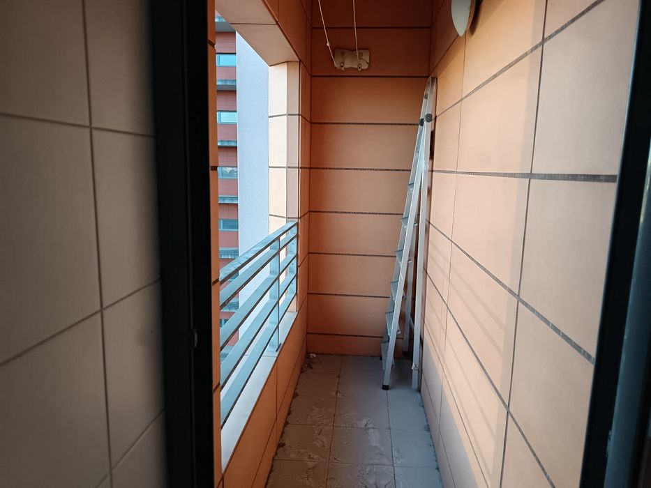Apartamento T2 em excelente estado. Com varanda e parqueamento