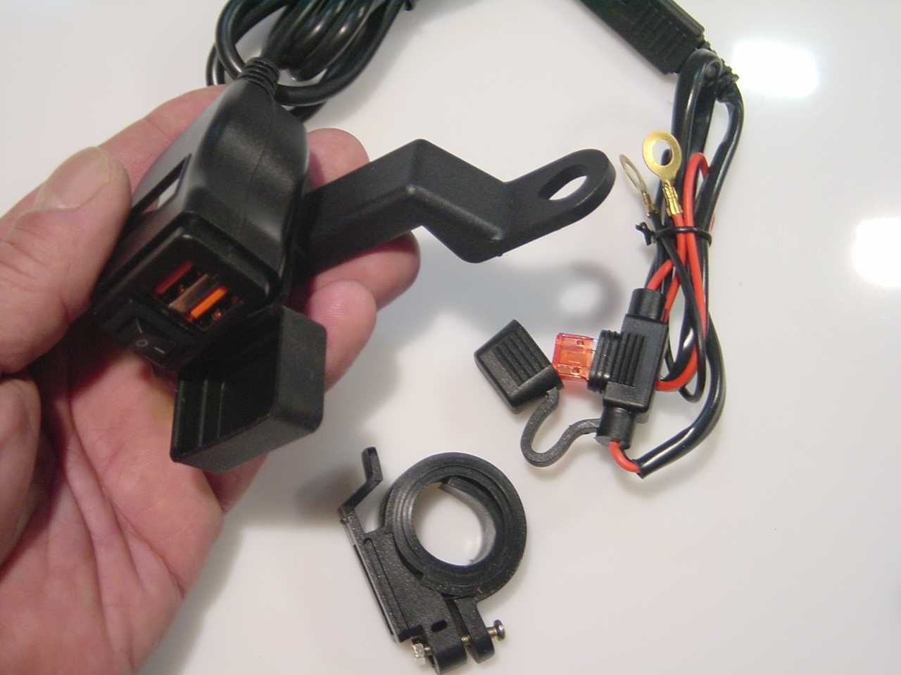 Carregador USB com voltímetro