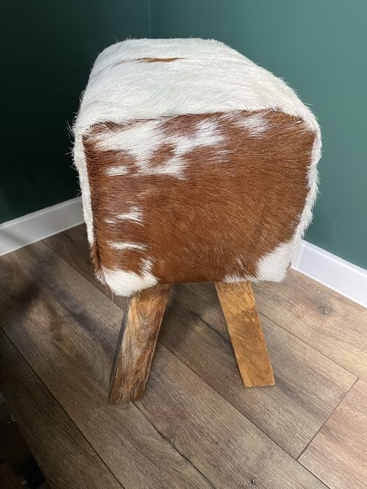 Ryczka koziolek krzeselko na drewnianych nogach koziolek